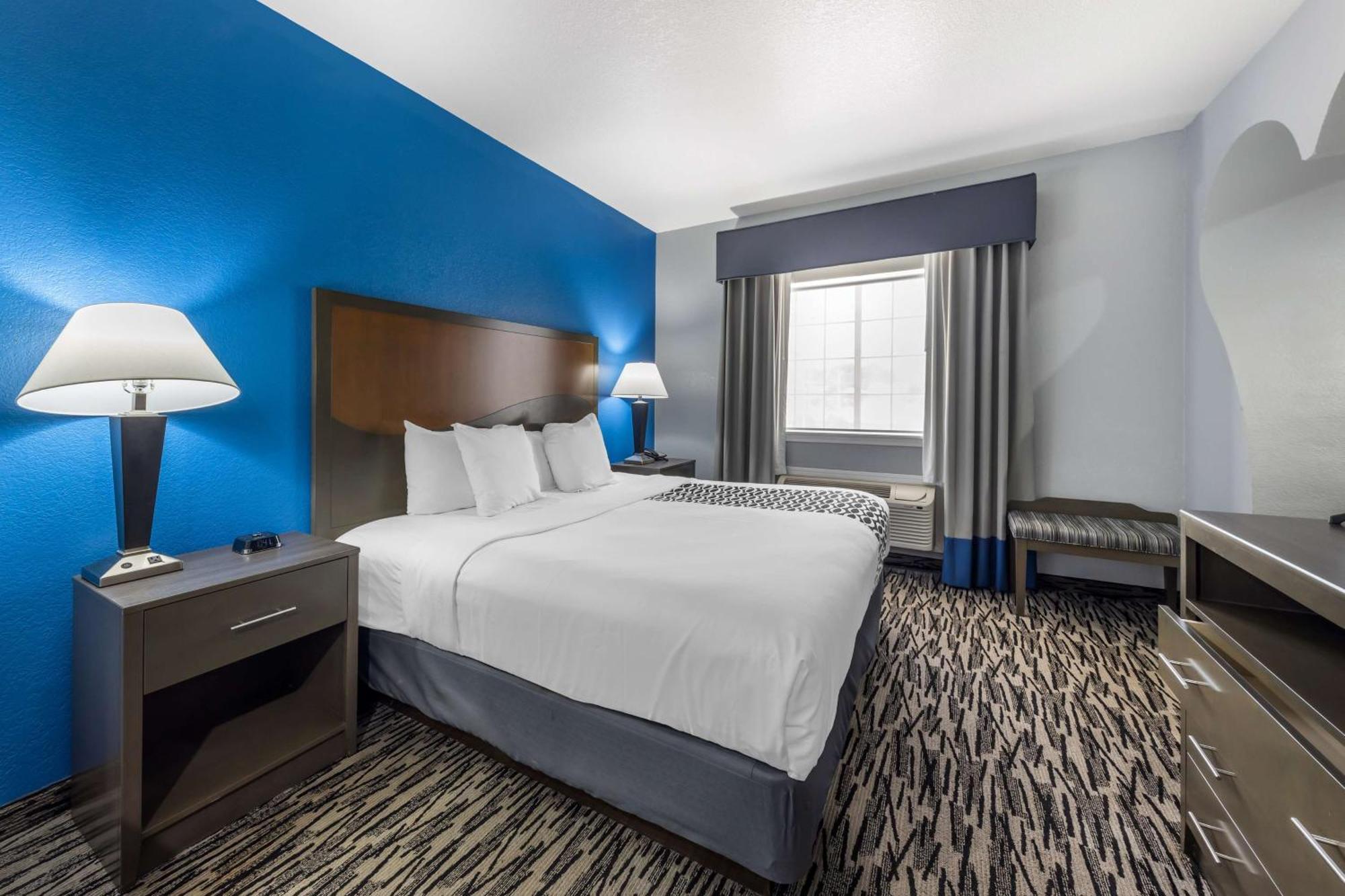 Western & Hotel 3*